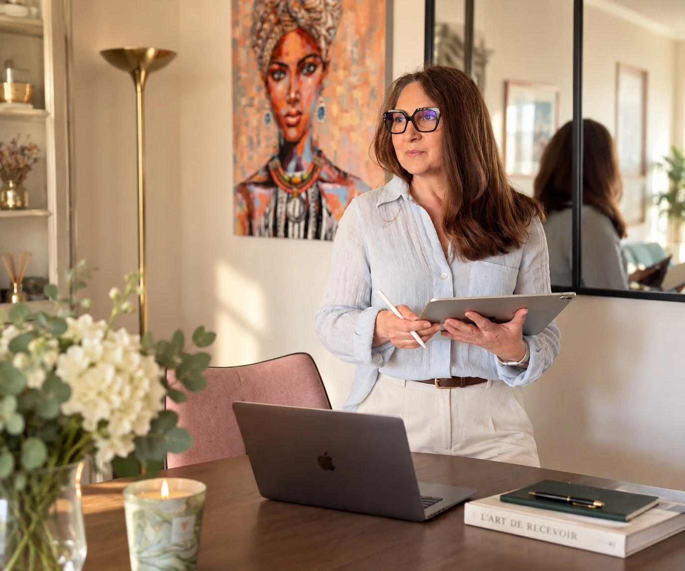 Catherine Aissi, fondatrice de Clé d’Écrin, dans un appartement, tablette à la main